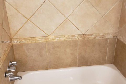 Condo in Miami Beach, Florida, 2 bedrooms № 1998395 - photo 22