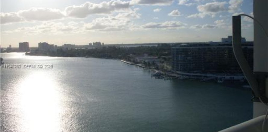 Condo in Miami Beach, Florida, 2 bedrooms № 1998395