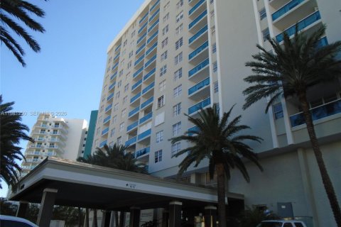 Condo in Miami Beach, Florida, 2 bedrooms № 1998395 - photo 2