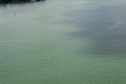 Condo in Miami Beach, Florida, 2 bedrooms № 1998395 - photo 21