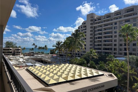 Снять в аренду кондоминиум в Ки-Бискейн, Флорида 2 спальни, 142.33м2, № 2017029 - фото 2