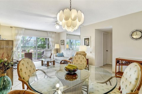 Condo in Hollywood, Florida, 2 bedrooms  № 2026777 - photo 13