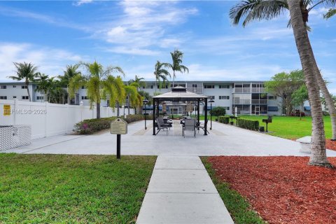 Condo in Hollywood, Florida, 2 bedrooms  № 2026777 - photo 27