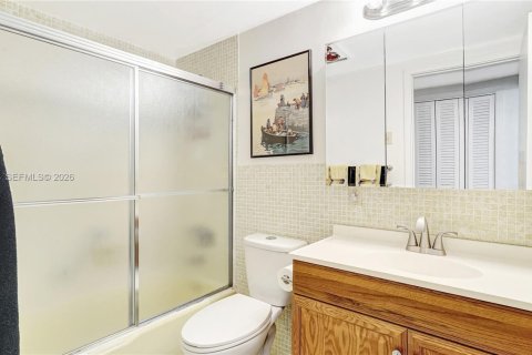 Condo in Hollywood, Florida, 2 bedrooms  № 2026777 - photo 16