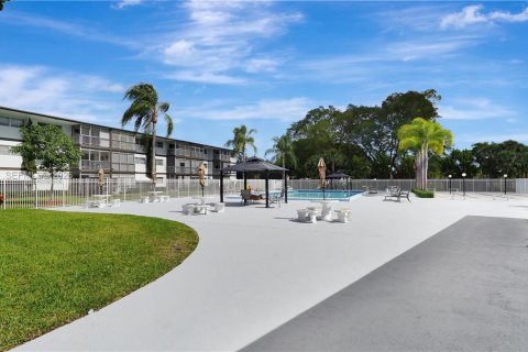 Condo in Hollywood, Florida, 2 bedrooms  № 2026777 - photo 23