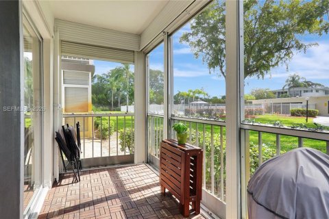 Condo in Hollywood, Florida, 2 bedrooms  № 2026777 - photo 21