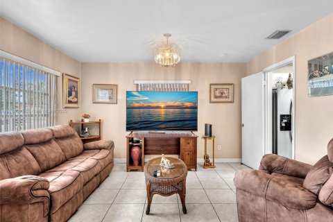 Купить виллу или дом в Майами-Гарденс, Флорида 10 комнат, 140.65м2, № 1970374 - фото 10