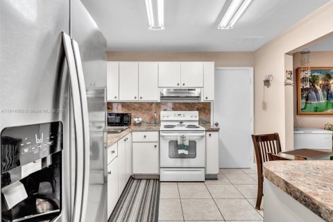 Купить виллу или дом в Майами-Гарденс, Флорида 10 комнат, 140.65м2, № 1970374 - фото 15