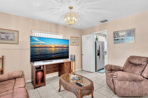 Купить виллу или дом в Майами-Гарденс, Флорида 10 комнат, 140.65м2, № 1970374 - фото 11