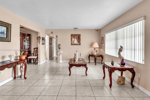Купить виллу или дом в Майами-Гарденс, Флорида 10 комнат, 140.65м2, № 1970374 - фото 7