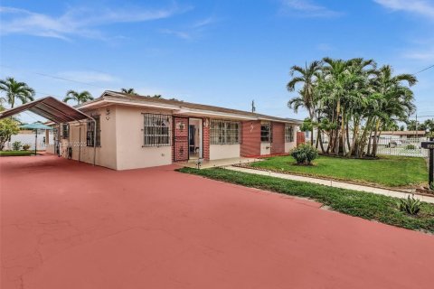 Купить виллу или дом в Майами-Гарденс, Флорида 10 комнат, 140.65м2, № 1970374 - фото 2