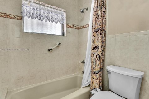 Купить виллу или дом в Майами-Гарденс, Флорида 10 комнат, 140.65м2, № 1970374 - фото 22