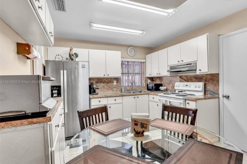 Купить виллу или дом в Майами-Гарденс, Флорида 10 комнат, 140.65м2, № 1970374 - фото 17