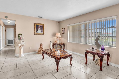 Купить виллу или дом в Майами-Гарденс, Флорида 10 комнат, 140.65м2, № 1970374 - фото 8