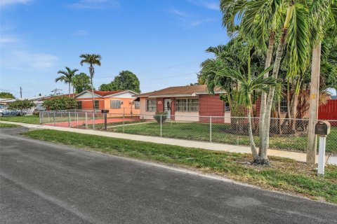 Купить виллу или дом в Майами-Гарденс, Флорида 10 комнат, 140.65м2, № 1970374 - фото 3