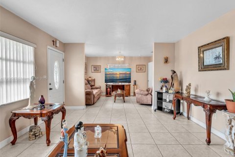 Купить виллу или дом в Майами-Гарденс, Флорида 10 комнат, 140.65м2, № 1970374 - фото 9