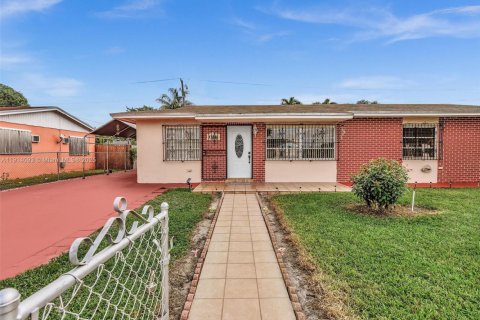 Купить виллу или дом в Майами-Гарденс, Флорида 10 комнат, 140.65м2, № 1970374 - фото 1