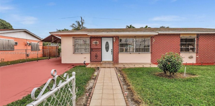 Дом в Майами-Гарденс, Флорида 10 комнат, 140.65м2 № 1970374