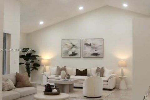 House in Lauderhill, Florida 3 bedrooms, 159.42 sq.m. № 2401588 - photo 3