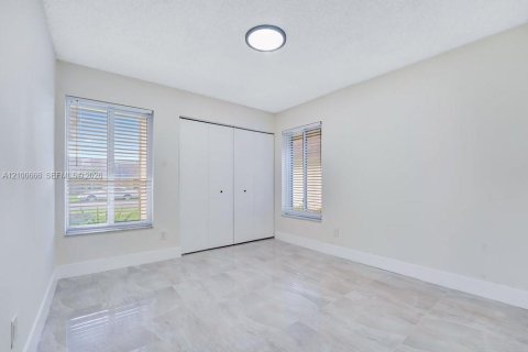 House in Lauderhill, Florida 3 bedrooms, 159.42 sq.m. № 2401588 - photo 18