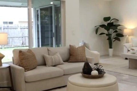 House in Lauderhill, Florida 3 bedrooms, 159.42 sq.m. № 2401588 - photo 5