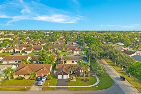 House in Lauderhill, Florida 3 bedrooms, 159.42 sq.m. № 2401588 - photo 25