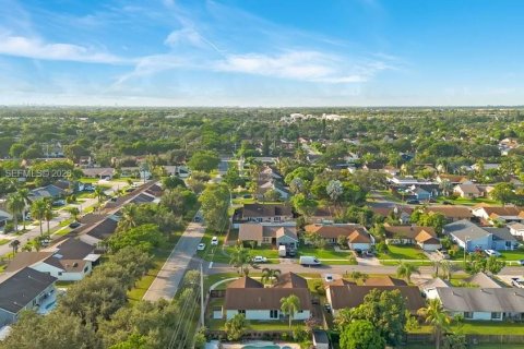 House in Lauderhill, Florida 3 bedrooms, 159.42 sq.m. № 2401588 - photo 26