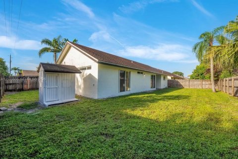 House in Lauderhill, Florida 3 bedrooms, 159.42 sq.m. № 2401588 - photo 24