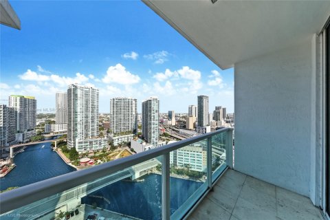 Condominio en alquiler en Miami, Florida, 3 dormitorios, 140.56 m2 № 1978470 - foto 2