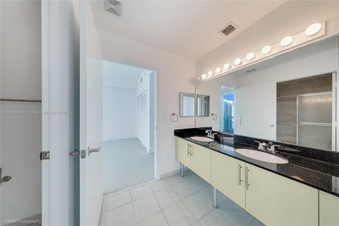 Condominio en alquiler en Miami, Florida, 3 dormitorios, 140.56 m2 № 1978470 - foto 12