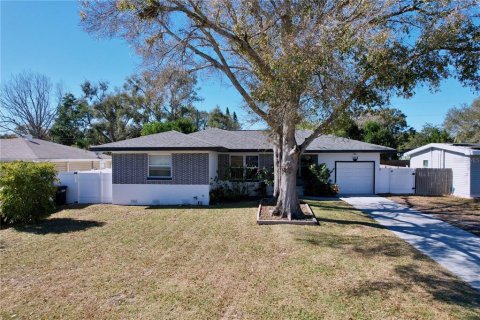 House in Clearwater, Florida 3 bedrooms, 125.98 sq.m. № 2212202