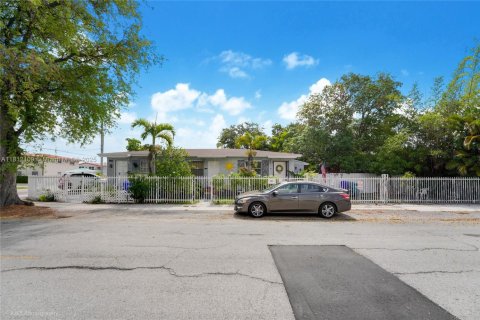 Immobilier commercial à vendre à Miami, Floride: 129.32 m2 № 1768371 - photo 2