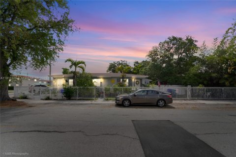 Immobilier commercial à vendre à Miami, Floride: 129.32 m2 № 1768371 - photo 1