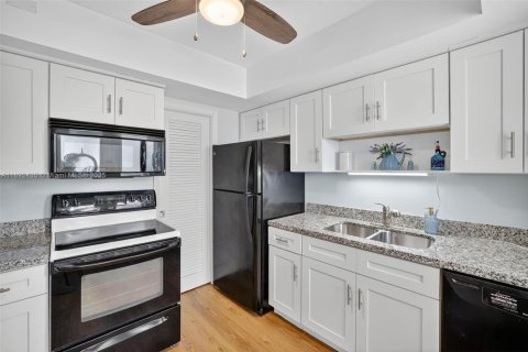 Condo in Pompano Beach, Florida, 2 bedrooms  № 1947747 - photo 14