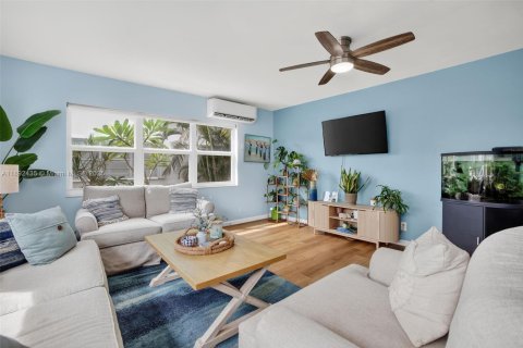 Condo in Pompano Beach, Florida, 2 bedrooms  № 1947747 - photo 8