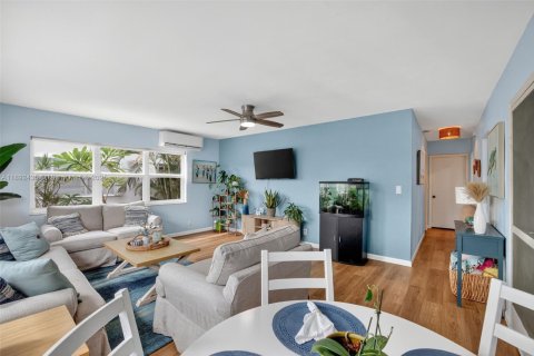 Condo in Pompano Beach, Florida, 2 bedrooms  № 1947747 - photo 7