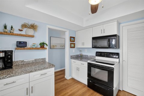 Condo in Pompano Beach, Florida, 2 bedrooms  № 1947747 - photo 15