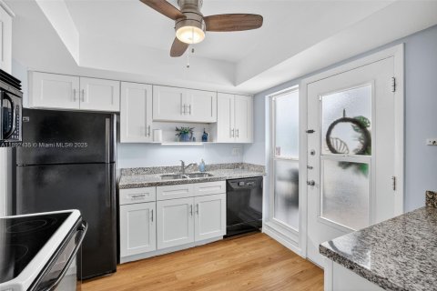 Condo in Pompano Beach, Florida, 2 bedrooms  № 1947747 - photo 13