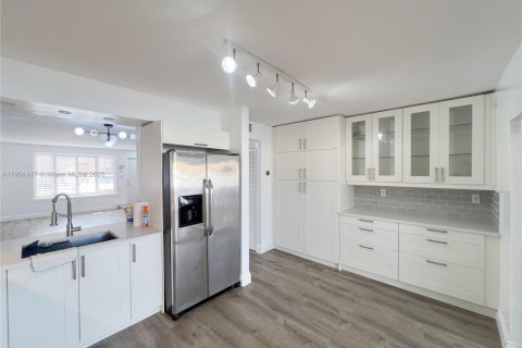 Townhouse in Miami, Florida 2 bedrooms, 107.02 sq.m. № 1954919 - photo 7