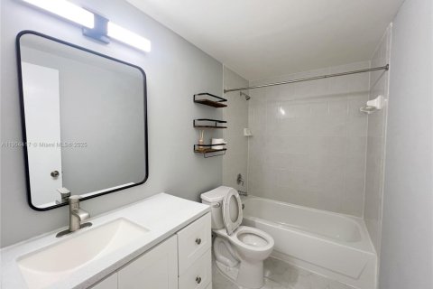 Townhouse in Miami, Florida 2 bedrooms, 107.02 sq.m. № 1954919 - photo 16