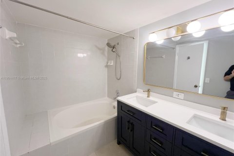 Townhouse in Miami, Florida 2 bedrooms, 107.02 sq.m. № 1954919 - photo 12