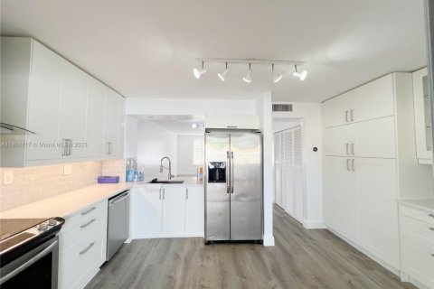 Townhouse in Miami, Florida 2 bedrooms, 107.02 sq.m. № 1954919 - photo 8