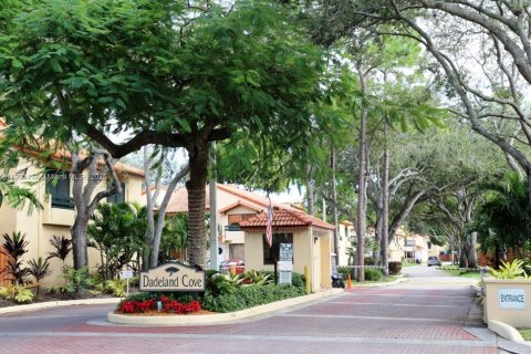 Townhouse in Miami, Florida 2 bedrooms, 107.02 sq.m. № 1954919 - photo 1