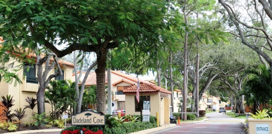 Townhouse in Miami, Florida 2 bedrooms, 107.02 sq.m. № 1954919