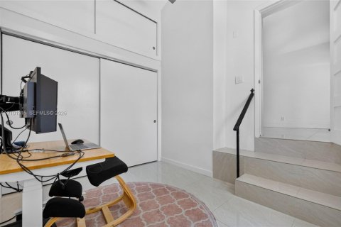 Casa en venta en Miami, Florida, 5 dormitorios, 205.59 m2 № 2406226 - foto 28