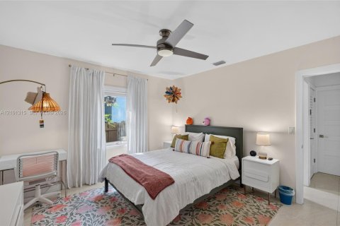 Casa en venta en Miami, Florida, 5 dormitorios, 205.59 m2 № 2406226 - foto 13