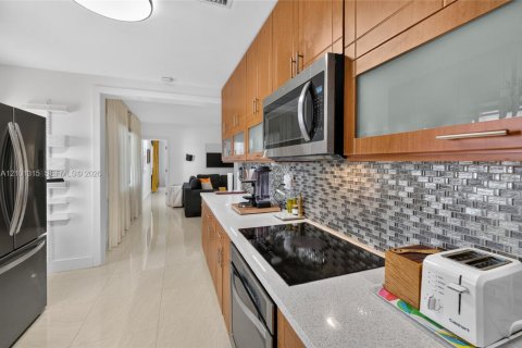 Casa en venta en Miami, Florida, 5 dormitorios, 205.59 m2 № 2406226 - foto 7