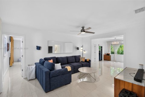 Casa en venta en Miami, Florida, 5 dormitorios, 205.59 m2 № 2406226 - foto 3