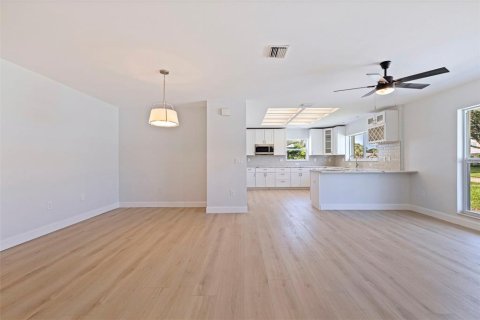 Купить виллу или дом в Сент-Питерсберг, Флорида 13 комнат, 203.73м2, № 1914851 - фото 4