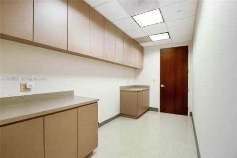 Propiedad comercial en venta en Miami, Florida № 2032800 - foto 11